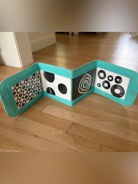 Lovevery Card Holder with Black & White High-Contrast Cards